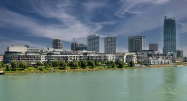 Bratislava, Slovakya - 15 Temmuz 2023: Eurovea alışveriş merkezi silueti. Tuna Nehri. Bratislava. Slovakya.