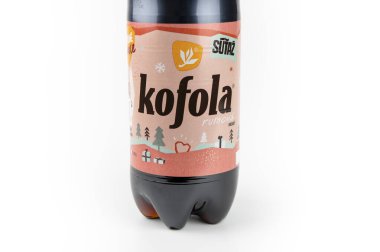 Nova Bana, Slovakya - 4 Aralık 2023: Beyaz arka planda izole edilmiş rom aromalı Kofola şişesi. Kofola karbonatlı bir meşrubattır. Alkol aromalı tartışmalar.
