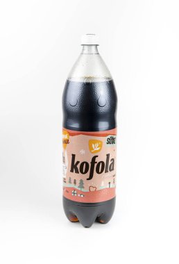 Nova Bana, Slovakya - 4 Aralık 2023: Beyaz arka planda izole edilmiş rom aromalı Kofola şişesi. Kofola karbonatlı bir meşrubattır. Alkol aromalı tartışmalar.