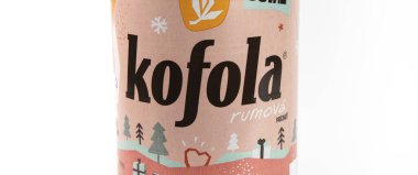 Nova Bana, Slovakya - 4 Aralık 2023: Beyaz arka planda izole edilmiş rom aromalı Kofola şişesi. Kofola karbonatlı bir meşrubattır. Alkol aromalı tartışmalar.