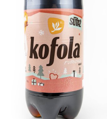 Nova Bana, Slovakya - 4 Aralık 2023: Beyaz arka planda izole edilmiş rom aromalı Kofola şişesi. Kofola karbonatlı bir meşrubattır. Alkol aromalı tartışmalar.