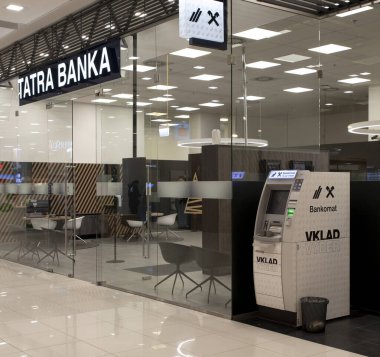 Nitra, Slovakya - 10 Aralık 2023: Tatra Bank (Tatra Bank) Nitra 'daki Mlyny alışveriş merkezinde şubesi. Tatra banka Slovakya 'da bir ticari bankadır..