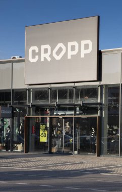 Zvolen, Slovakya - 26 Kasım 2023: Zvolen 'de CROPP giyim markası ve perakende zinciri mağazası. Slovakya.