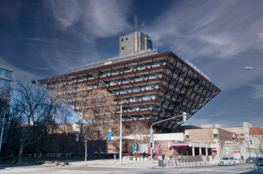 Bratislava, Slovakya - 20 Ocak 2024: Slovak Radyo Binası (Budova Slovenskeho rozhlasu) baş aşağı piramit şeklinde. Bratislava. Slovakya.