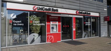 Bratislava, Slovakya - 20 Ocak 2024: Bratislava UniCredit Bank şubesi. Slovakya. UniCredit S.p.A., merkezi Milano 'da bulunan uluslararası bir bankacılık grubudur..