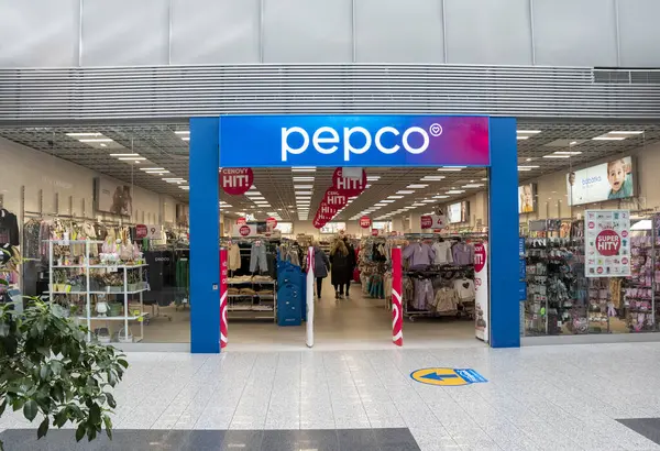 Nitra, Slovakya - 24 Şubat 2024: Pepco mağaza tabelası. Marka logosu. Avrupa indirim mağaza zinciri.
