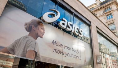 Londra, İngiltere - 23 Mart 2024: Londra 'da Asics mağazası. Asics, spor kıyafetleri üreten çok uluslu bir Japon şirketidir..
