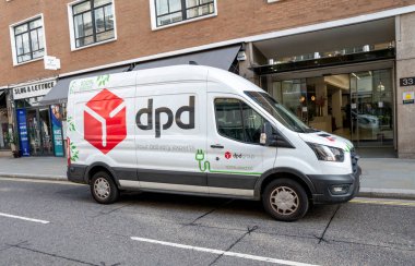 Londra, İngiltere - 21 Mart 2024: Londra 'da DPD elektrik dağıtım aracı. Geopost (eski adıyla DPDgroup), Issy les Moulineaux, Fransa merkezli uluslararası paket teslimat servisidir..