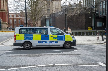 Londra, İngiltere - 23 Mart 2024: Londra caddesinde Metropolitan polis arabası.