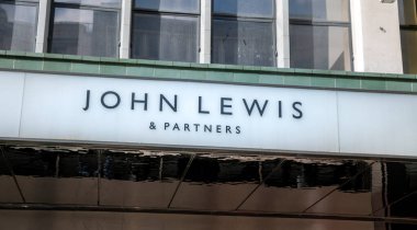 Londra, İngiltere - 23 Mart 2024: John Lewis ve ortakları Londra 'da vitrin tabelası. İngiltere. John Lewis and Partners, İngiltere 'de lüks mağazalar markası..