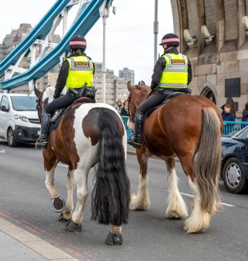 Londra, İngiltere - 21 Mart 2024: Londra Büyükşehir Polis memurları Tower Bridge 'de atlar üzerinde.