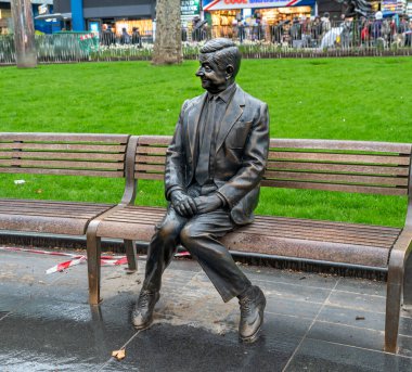 Londra, İngiltere - 22 Mart 2024: Bay Bean 'in kürsüde oturan heykeli. Rowan Atkinson 'ın Londra' daki bronz heykeli. İngiltere.