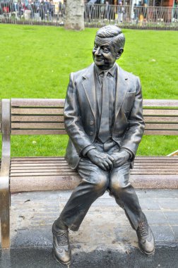 Londra, İngiltere - 22 Mart 2024: Bay Bean 'in kürsüde oturan heykeli. Rowan Atkinson 'ın Londra' daki bronz heykeli. İngiltere.