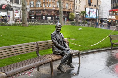 Londra, İngiltere - 22 Mart 2024: Bay Bean 'in kürsüde oturan heykeli. Rowan Atkinson 'ın Londra' daki bronz heykeli. İngiltere.