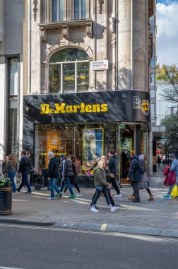 Londra, İngiltere - 23 Mart 2024: Dr Martens 'in Londra' daki mağazasının dışı. Dr. Martens ya da bilinen adıyla Doc Martens bir ayakkabı ve giyim markası..