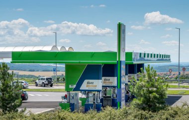 Caradice, Slovakya - 17 Haziran 2024: OMV benzin istasyonu. Benzin istasyonu. OMV, Avusturyalı çok uluslu petrol, gaz ve petrokimya şirketidir..