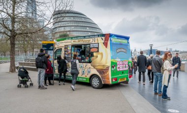 Londra, İngiltere - 21 Mart 2024 Bay Kamçılı Dondurma Minibüsü. Pil güneş enerjisiyle çalışıyor. Sıfır Emisyon. Londra mı? İngiltere.