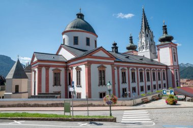 Mariazell, Avusturya - 7 Ağustos 2024: Mariazell Bazilikası veya Mari Geburt, Bakire Meryem Bazilikası. Mariazell, Avusturya.