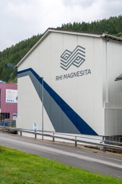 Veitsch, Avusturya - 8 Ağustos 2024: RHI Magnesita Main Industrial Site. RHI Magnesita kırılmalarda küresel liderdir. Veitsch. Avusturya.