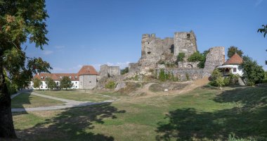 Levice Kalesi 'nin kalıntıları. Levicky Hrad, Slovakya.