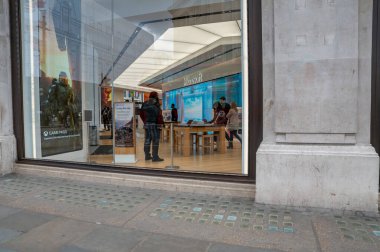 Londra, İngiltere - 23 Mart 2024: Microsoft Londra 'daki mağaza. Oxford Caddesi. İngiltere.
