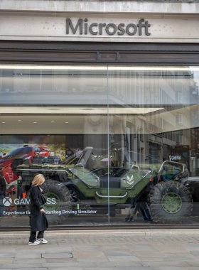 Londra, İngiltere - 23 Mart 2024: Microsoft Londra 'daki mağaza. Oxford Caddesi. İngiltere.