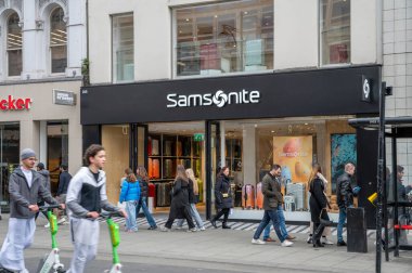 Londra, İngiltere - 23 Mart 2024: Samsonite mağaza cephesi Londra 'da. Samsonite International S.A. bir bagaj üreticisi ve perakendecisi..