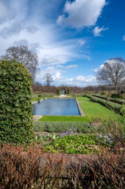 Londra, İngiltere - 23 Mart 2024: Kensington Sarayı 'ndaki Galler Anıt Bahçesi' nin Diana Prensesi. Londra mı? İngiltere.