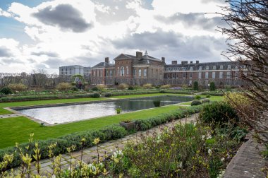 Londra, İngiltere - 23 Mart 2024: Kensington Sarayı 'ndaki Galler Anıt Bahçesi' nin Diana Prensesi. Londra mı? İngiltere.