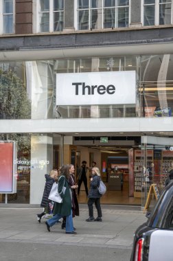 Londra, İngiltere - 23 Mart 2024: Londra 'daki Three UK şubesi. Hutchison 3G UK Ltd, İngiliz telekomünikasyon ve internet hizmet sağlayıcısı.,