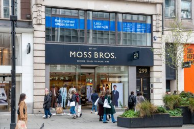 Londra, İngiltere - 23 Mart 2024: Londra Oxford Caddesi 'ndeki Moss Bros mağazası. Moss Bros İngiltere 'nin en iyi erkek giyim mağazalarından biri..