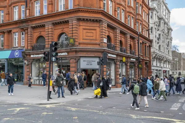 Londra, İngiltere - 23 Mart 2024: Mc Donald 's restaurant in Oxford Street, London.UK. McDonald 's, Amerika Birleşik Devletleri' nin çok uluslu fast food zinciri..