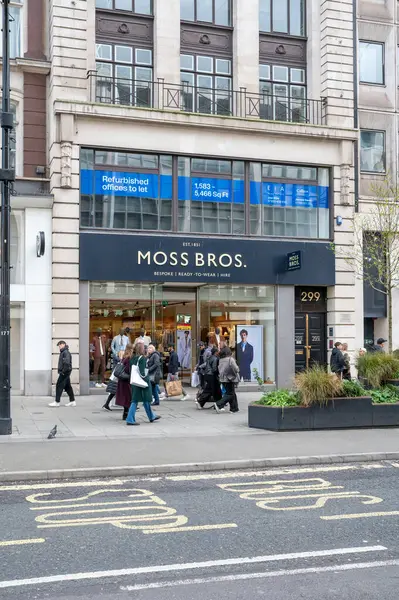 Londra, İngiltere - 23 Mart 2024: Londra Oxford Caddesi 'ndeki Moss Bros mağazası. Moss Bros İngiltere 'nin en iyi erkek giyim mağazalarından biri..