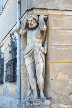 Atlas ya da Corgon 'un dev heykeli Nitra' daki Kluch Sarayı 'nın zeminini destekliyor. Slovakya.