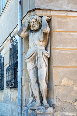 Atlas ya da Corgon 'un dev heykeli Nitra' daki Kluch Sarayı 'nın zeminini destekliyor. Slovakya.