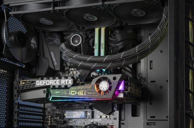 Nova Bana, Slovakya - 29 Eylül 2024: NVidia GeForce RTX 3080 grafik kartı oyun bilgisayarının içinde. Masaüstü bilgisayarındaki GPU.