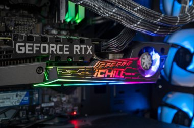 Nova Bana, Slovakya - 29 Eylül 2024: NVidia GeForce RTX 3080 grafik kartı oyun bilgisayarının içinde. Masaüstü bilgisayarındaki GPU.