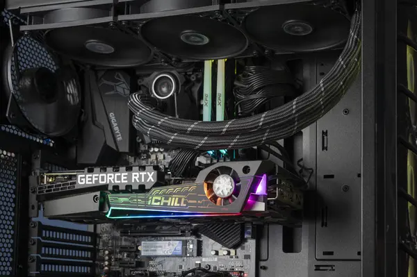 Nova Bana, Slovakya - 29 Eylül 2024: NVidia GeForce RTX 3080 grafik kartı oyun bilgisayarının içinde. Masaüstü bilgisayarındaki GPU.