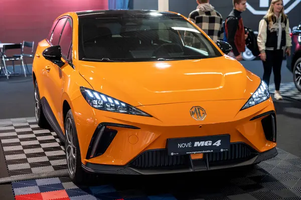 Nitra, Slovakya - 4 Ekim 2024: Otomobil fuarında MG4 EV turuncu elektrikli hatchback.
