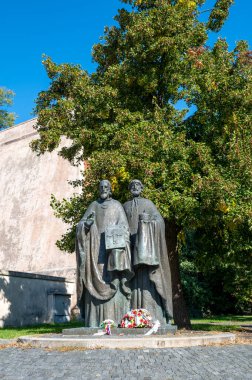 Nitra 'da Aziz Cyril ve Methodius' un bronz heykeli. Slovakya.