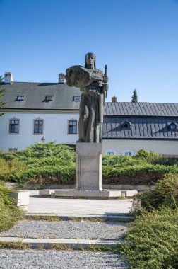 Nitra 'daki Prens Pribina' nın bronz heykeli. Slovakya.