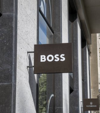 Londra, İngiltere - 23 Mart 2024: Londra 'daki patron mağazası. Hugo Boss en büyük Alman giyim markalarından biridir. Londra. İngiltere..