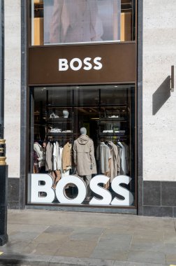 Londra, İngiltere - 23 Mart 2024: Londra 'daki patron mağazası. Hugo Boss en büyük Alman giyim markalarından biridir. Londra. İngiltere..
