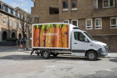 Londra, İngiltere - 21 Mart 2024: Sainsbury 'nin Londra şehir merkezindeki süpermarket teslimat aracı.