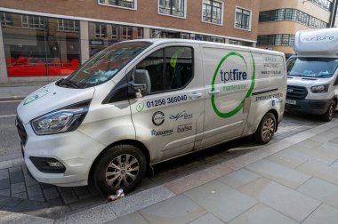 Londra, İngiltere - 21 Mart 2024: TPT itfaiye aracı Londra 'nın merkezinde. TPT Fire yangın koruma ve yangın fıskiyesi bakımı ve hizmetlerinde önde gelen şirketlerden biridir..