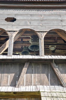 Tahta Artiküler Çan Çanı. Çan kulesi. Hronsek. Slovakya.