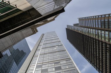 Londra ufuk çizgisi, şehrin finans sektöründeki ofis binaları. Cam cepheli modern şehir mimarisi. Londra mı? İngiltere.