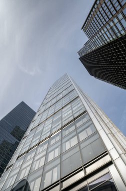 Londra ufuk çizgisi, şehrin finans sektöründeki ofis binaları. Cam cepheli modern şehir mimarisi. Londra mı? İngiltere.