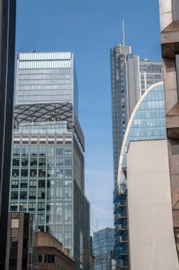 Londra ufuk çizgisi, şehrin finans sektöründeki ofis binaları. Cam cepheli modern şehir mimarisi. Londra mı? İngiltere.