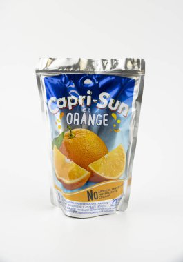 Nova Bana, Slovakya - 8 Kasım 2024: Capri-Sun meyve suyu içeceği beyaz arka planda izole edildi. Capri Sun portakal suyu suni renklerden, tatlardan ve koruyuculardan arınmıştır..